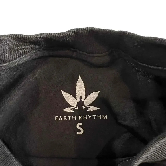 Earth Rhythm Men's Black Graphic Print Crew Neck Short Sleeve T-Shirt Size Small - Picture 2 of 4